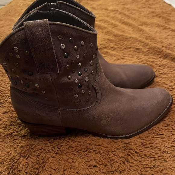 WHITE MOUNTAIN Brown Distressed Leather Rocky Studded Side Zip Ankle Boots 9.5M - Picture 3 of 9